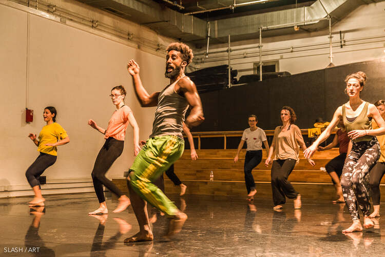 Participants de l'immersion Ubuntu le poing levé, dans un studio de danse
