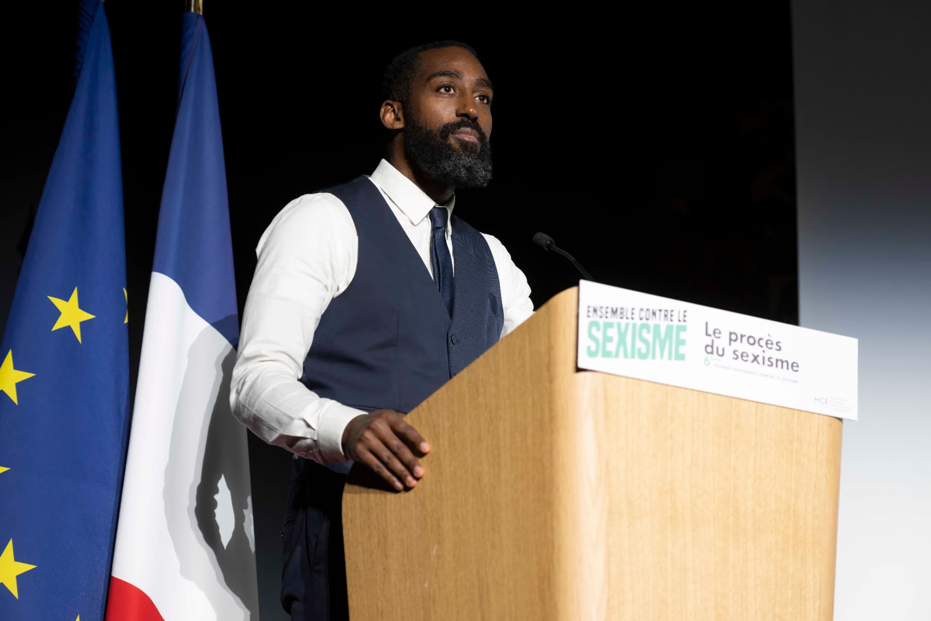 Bolewa Sabourin à la tribune lors d'une conférence