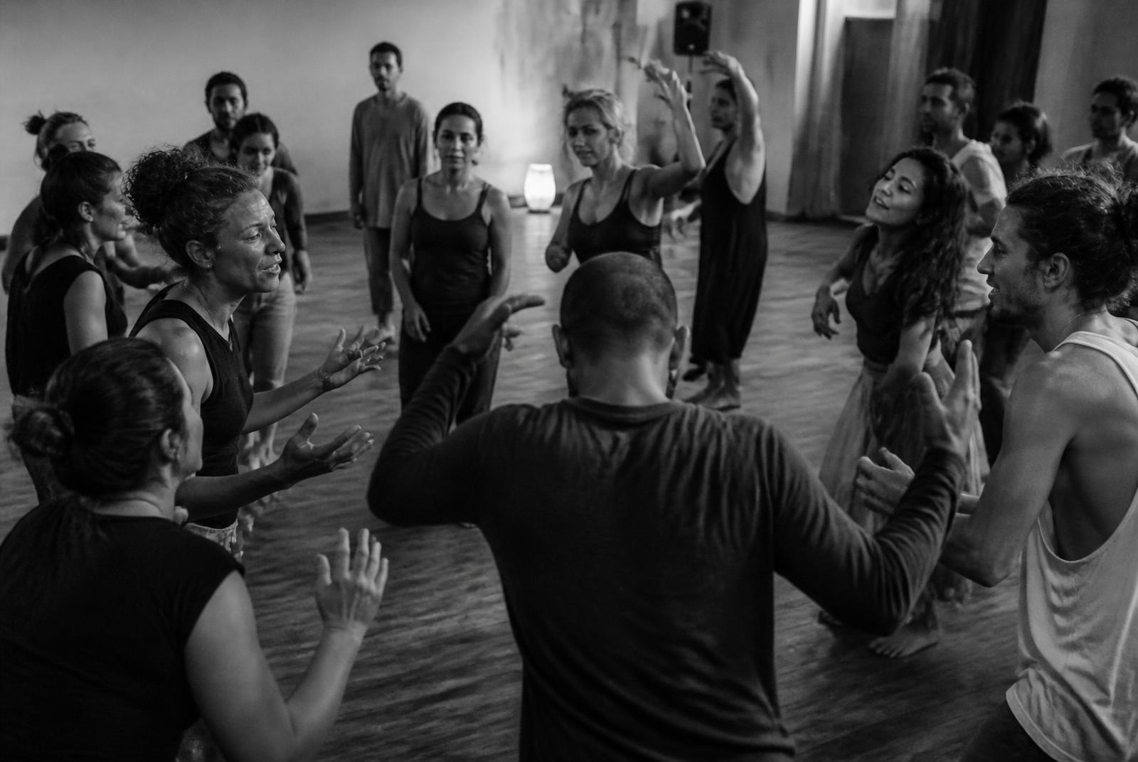 Femmes dansant ensemble lors d'un atelier, bras levés